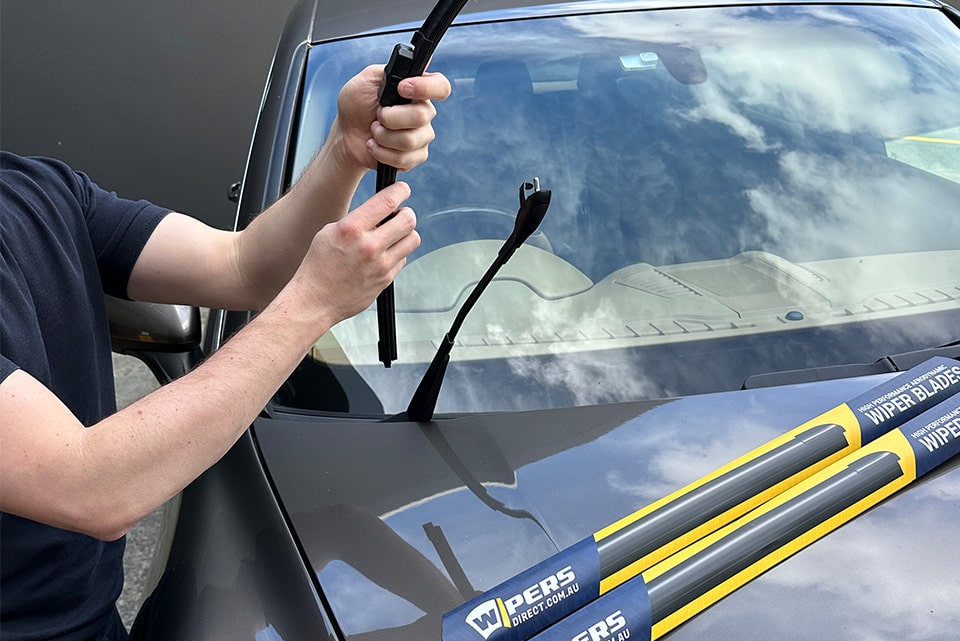 thumbnail interactive-video image 1 of Bosch Direct Connect Wiper Blade Set For Dodge Caliber – Front + Rear (241711) – 40524, 40517 1 of 4